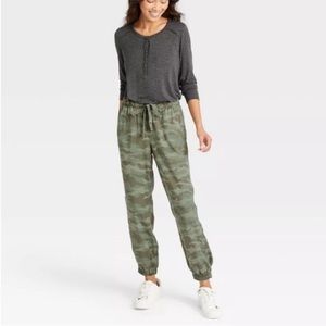 Knox Rose Camo Joggers medium